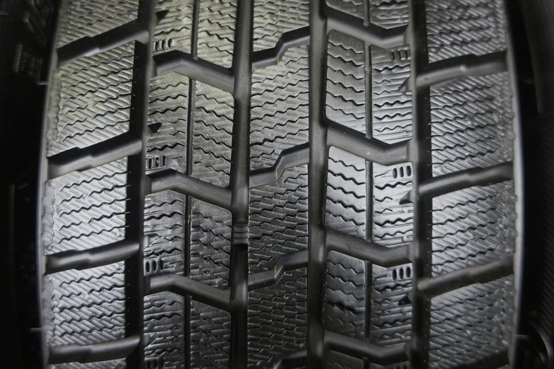 60系プリウス 極上イボ付き 2023年製 国産スタッドレス 195/60R17