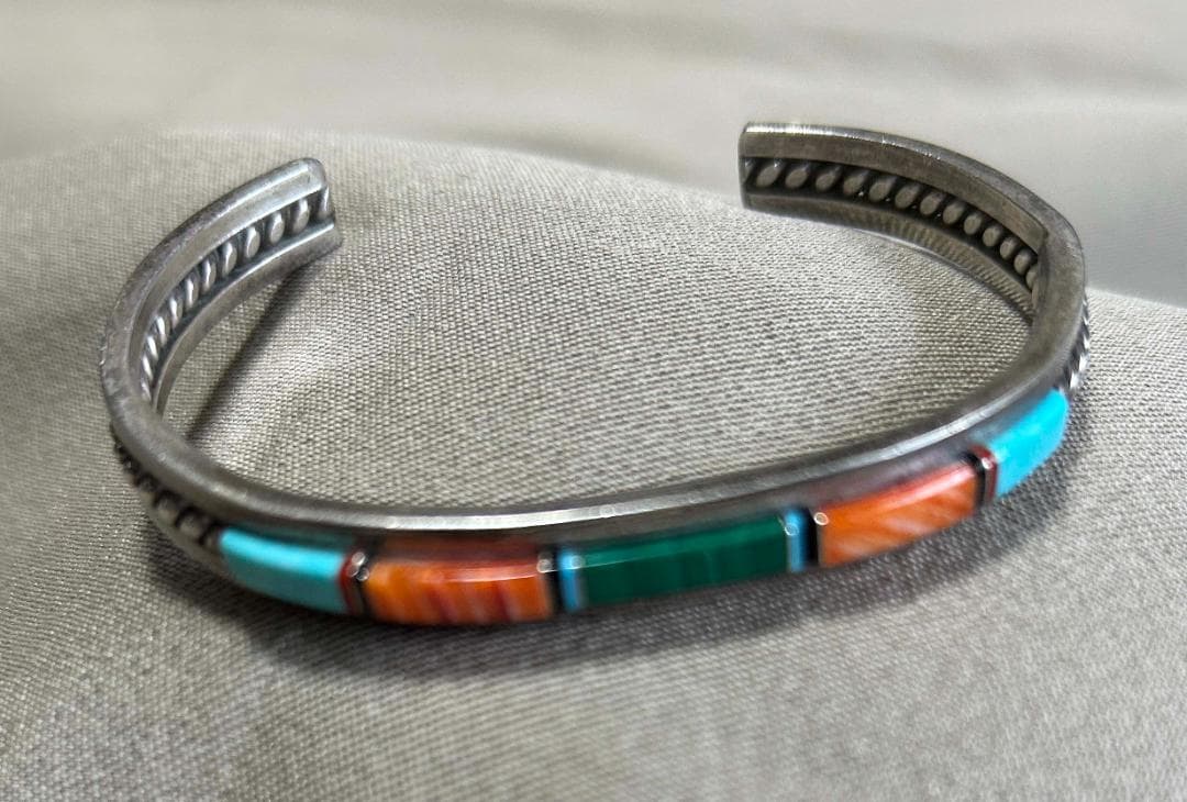 ナバホ族　ターコイズ・オレンジ他 シルバーバングル(Jダグラス )お値下げ