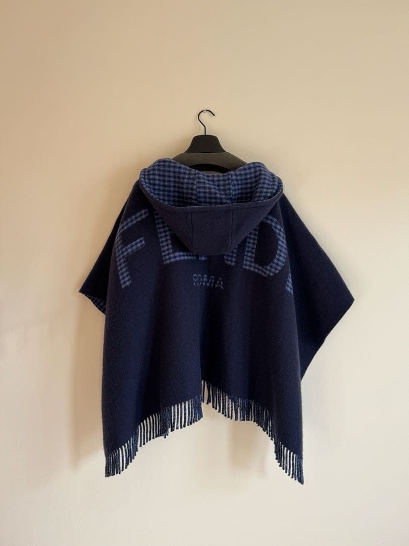 FENDI フード付きネイビーポンチョ