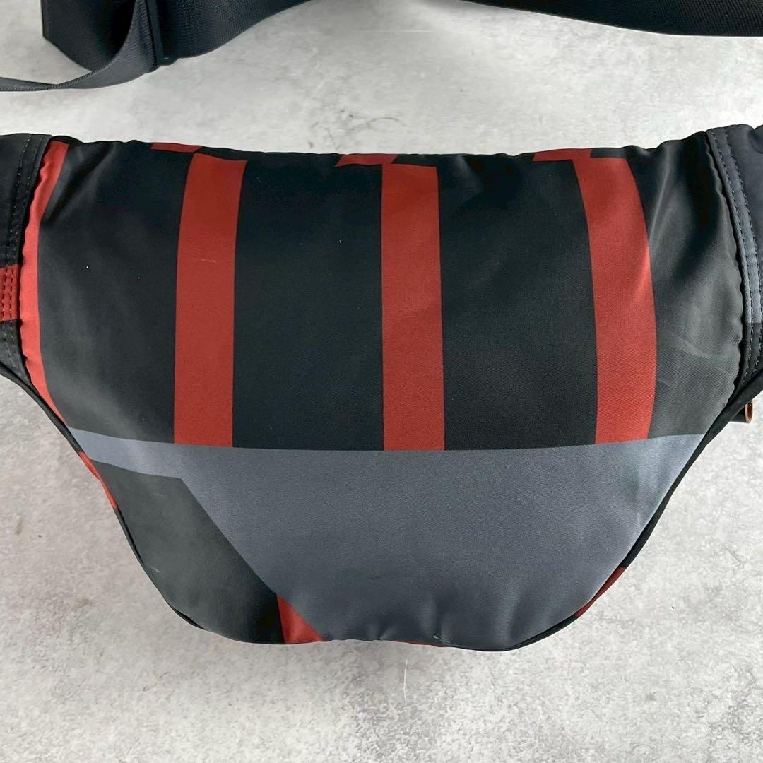 極美品 マルニ ポーター ボディバッグ ストライプ ナイロン ブラックレッド