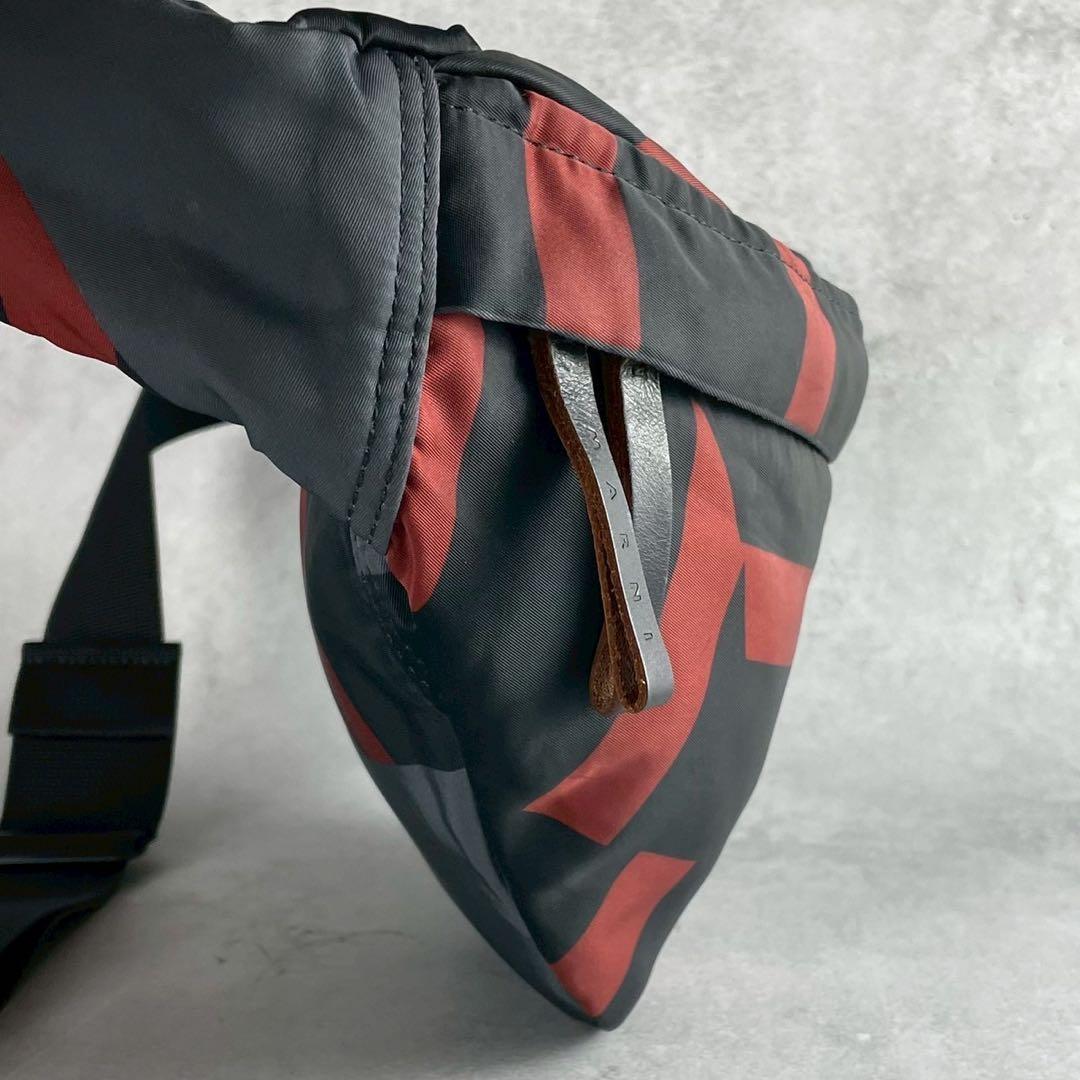 極美品 マルニ ポーター ボディバッグ ストライプ ナイロン ブラックレッド