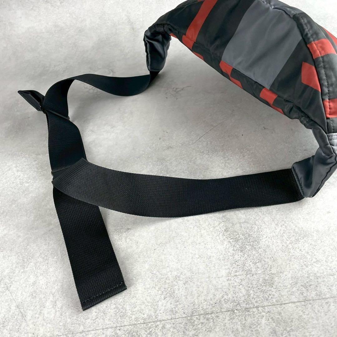 極美品 マルニ ポーター ボディバッグ ストライプ ナイロン ブラックレッド