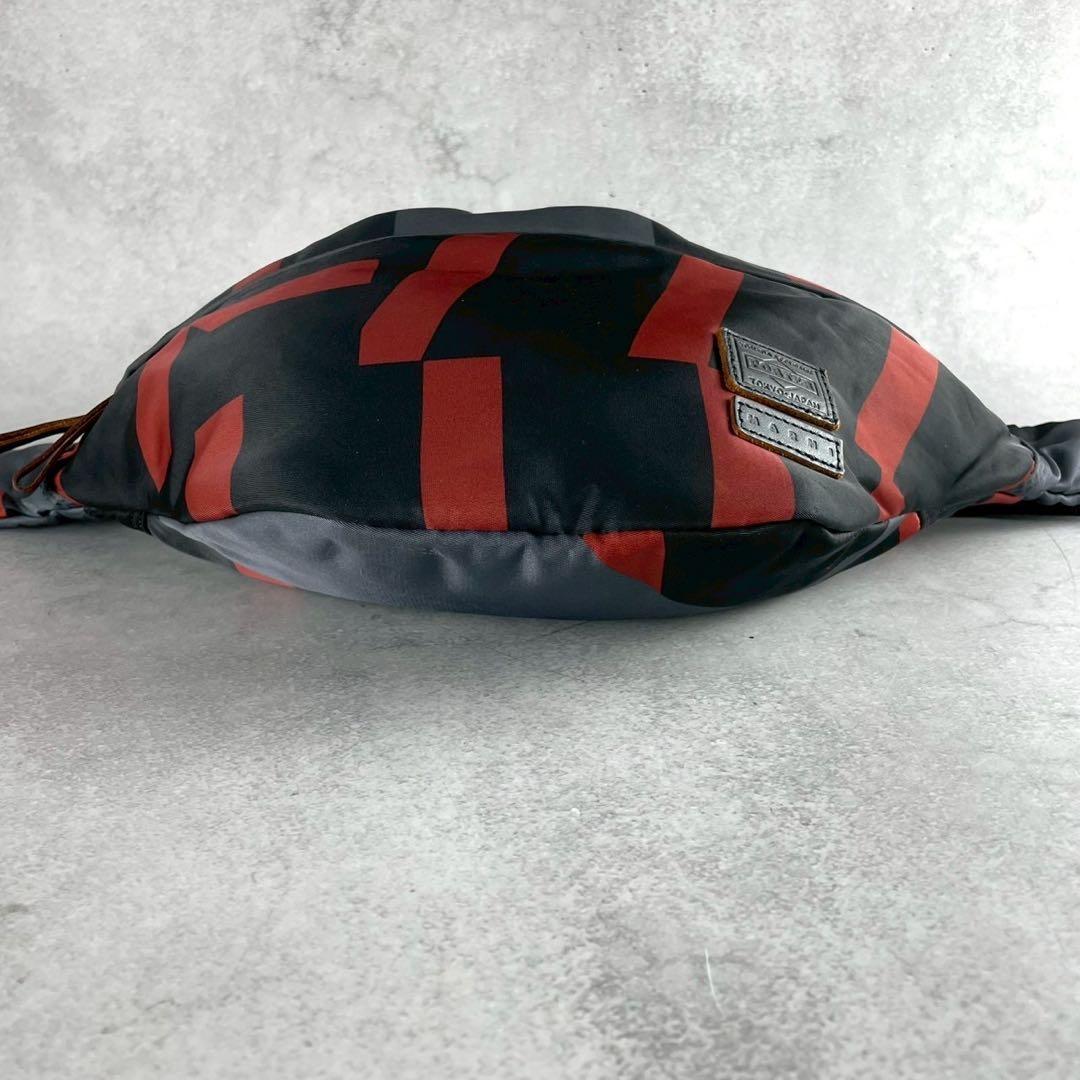 極美品 マルニ ポーター ボディバッグ ストライプ ナイロン ブラックレッド