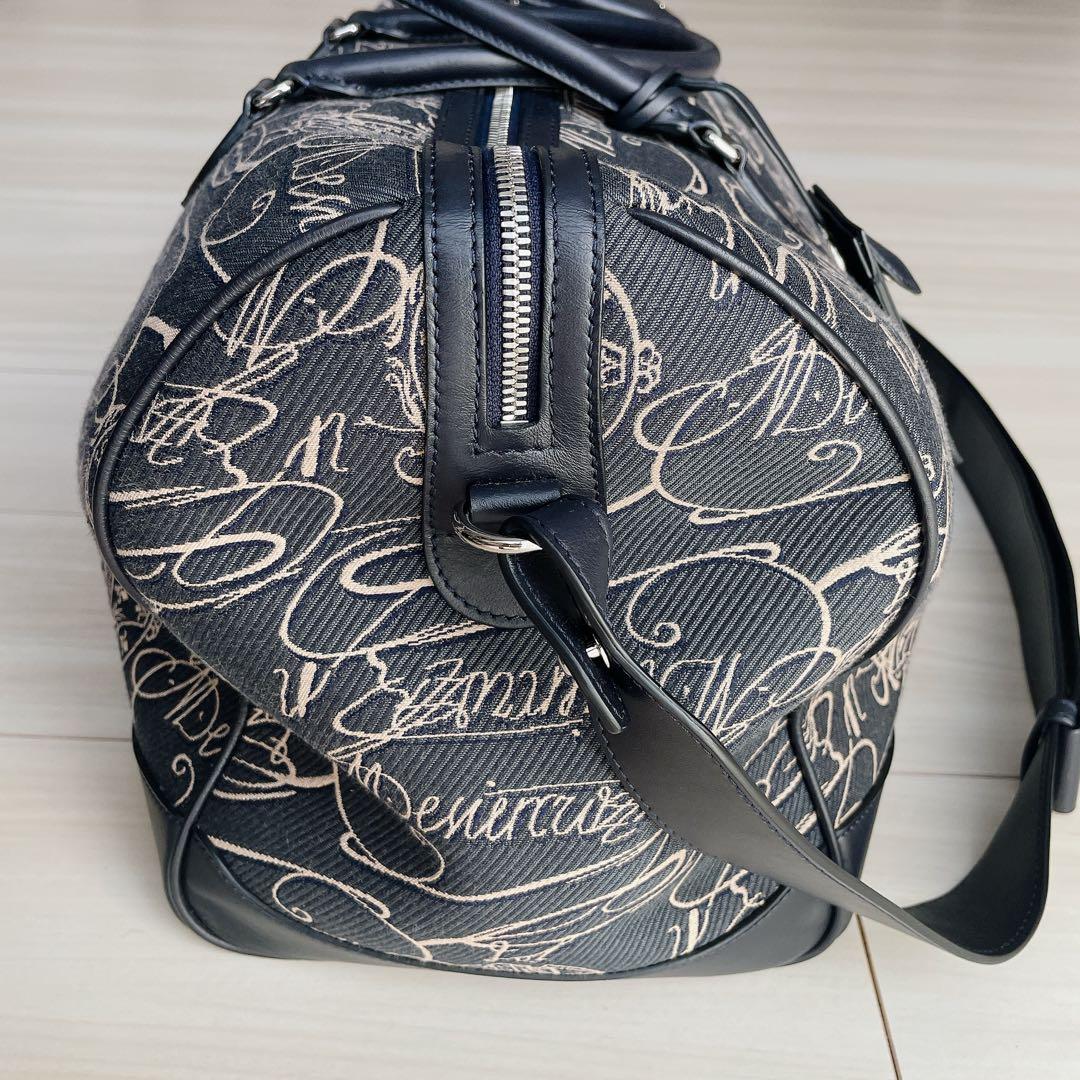 【ベルルッティ】スクリプトロゴプリント ボストンバッグ