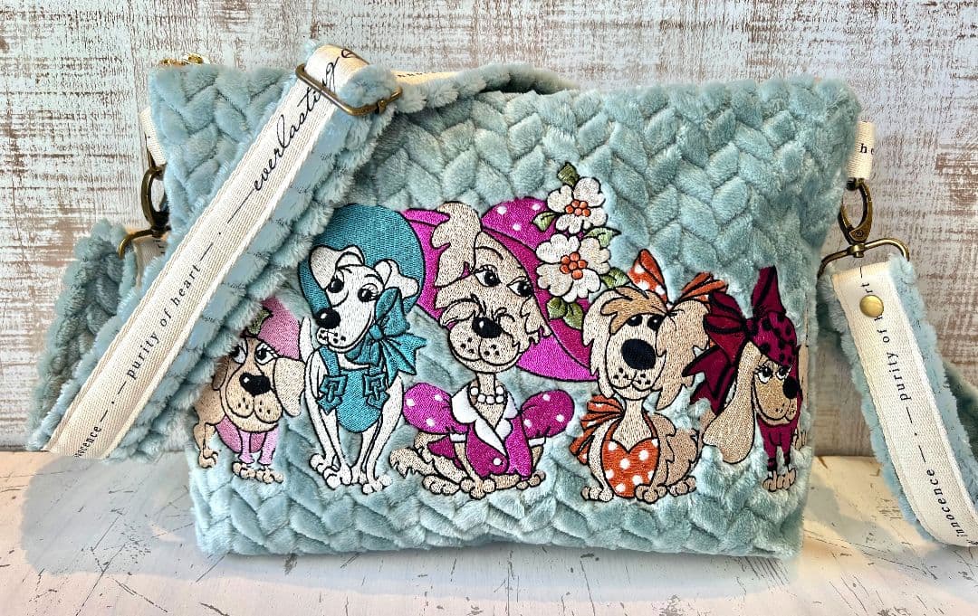 ロラライハリス♡ベビーブルージグザグファー生地♡刺繍のショルダーバッグ♡