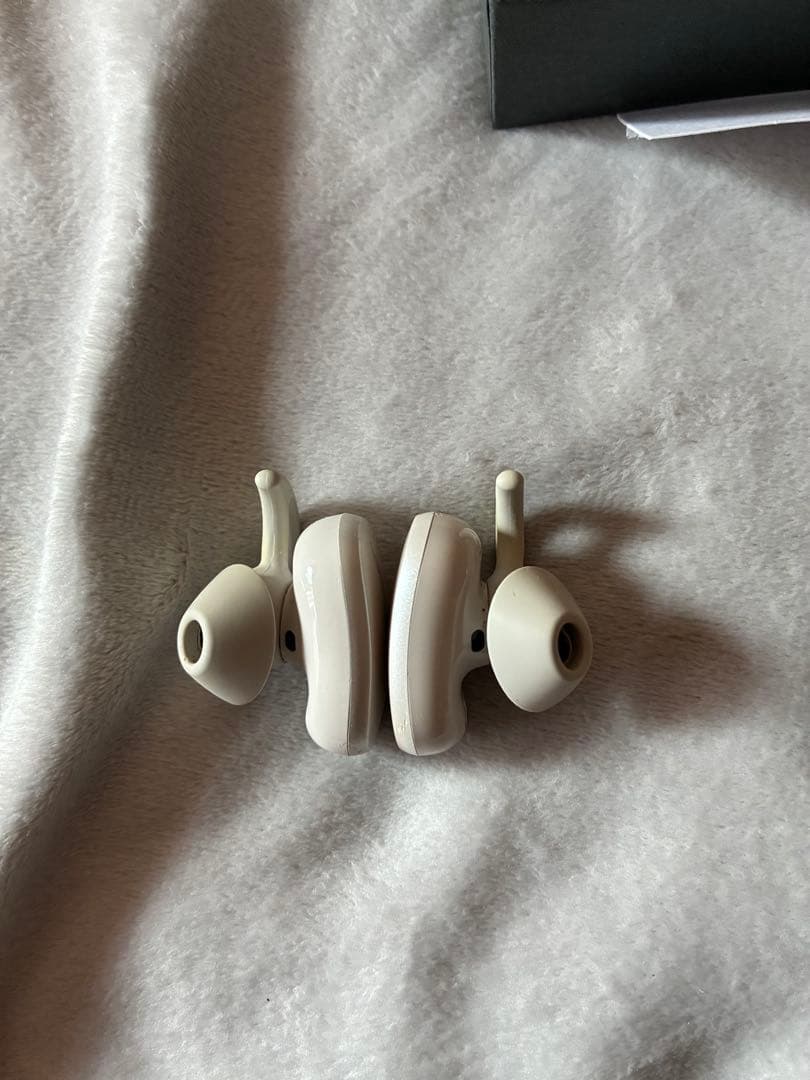 しおりんご　Bose QuietComfort Earbuds ホワイト