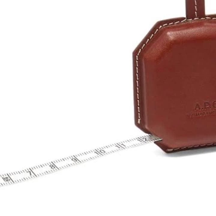 【新品未使用】A.P.C. テープメジャー 定価2万 黒 ロゴ キーホルダー