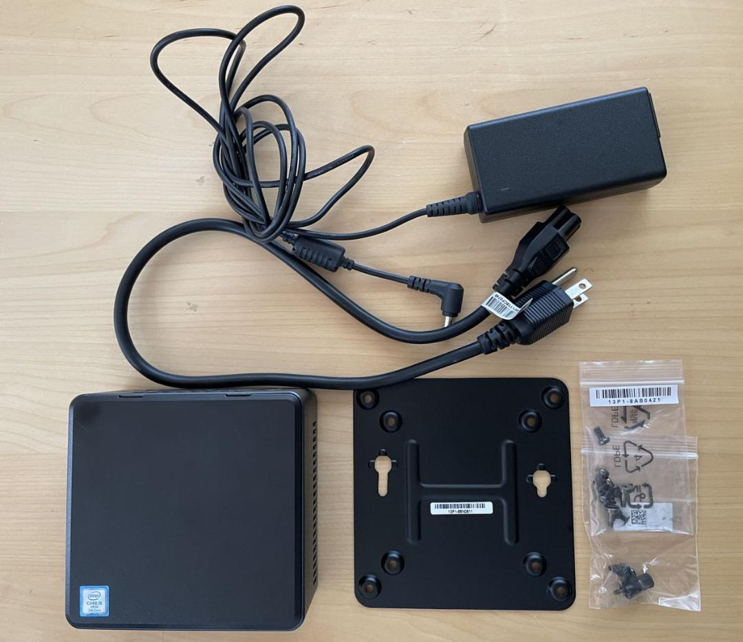 Intel NUC 7i5DNH ミニPC