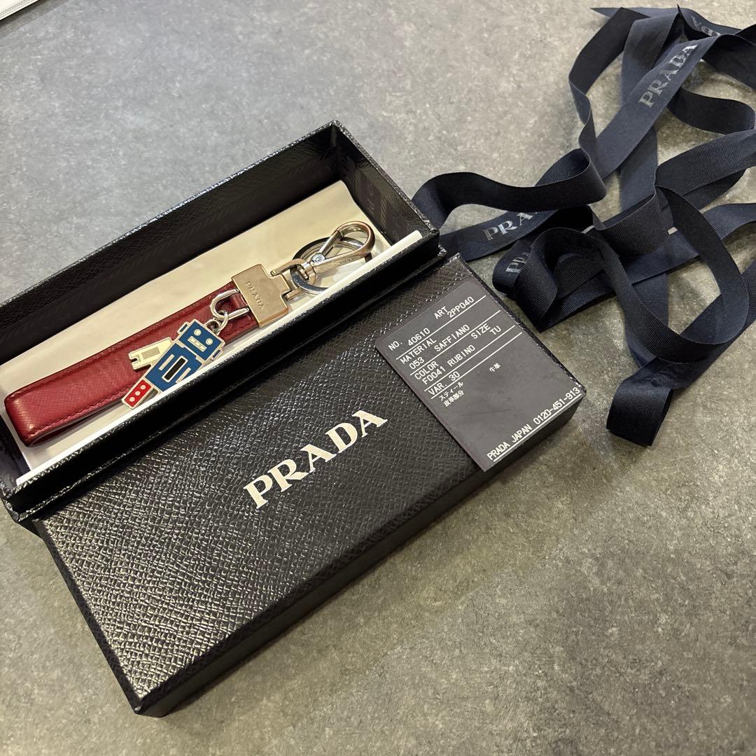 PRADA 赤 レザー キーホルダー
