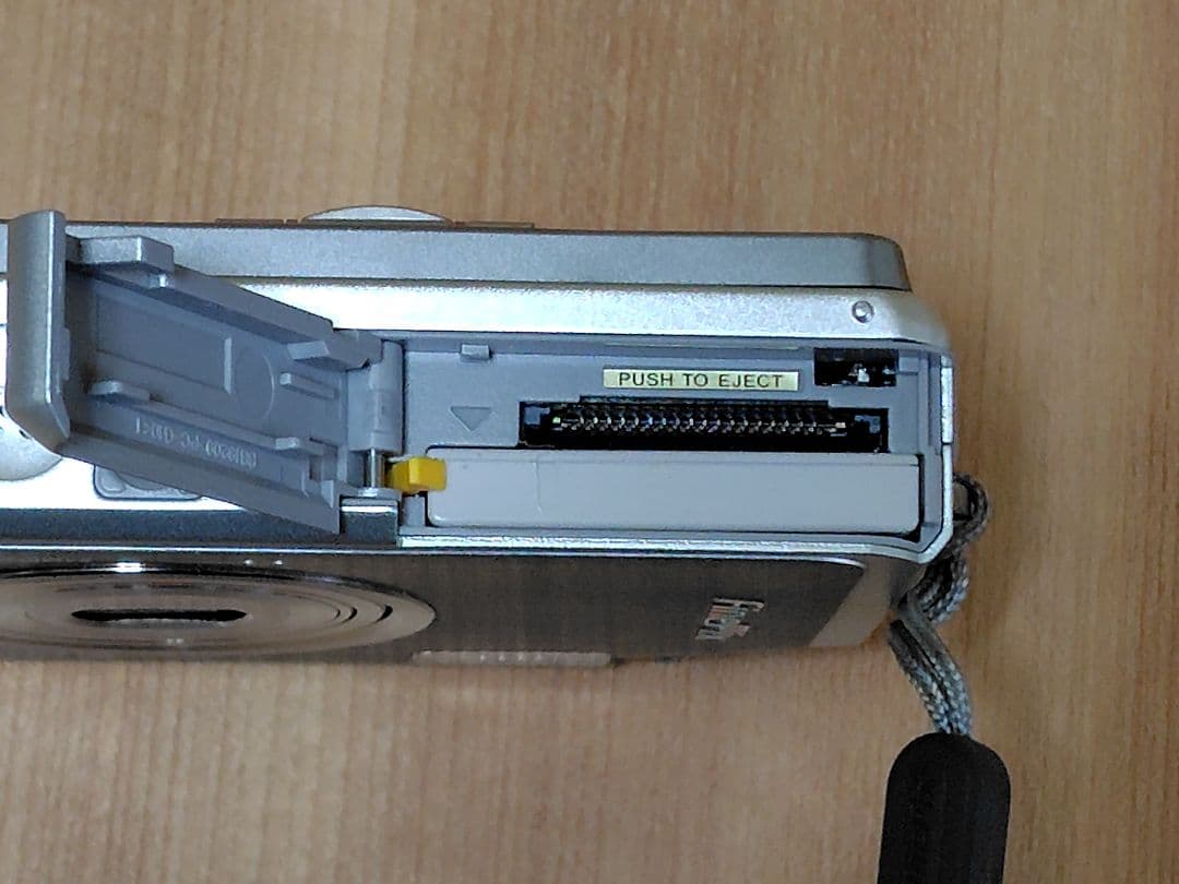 動作確認済み☆ FUJIFILM FinePix V10　デジカメ