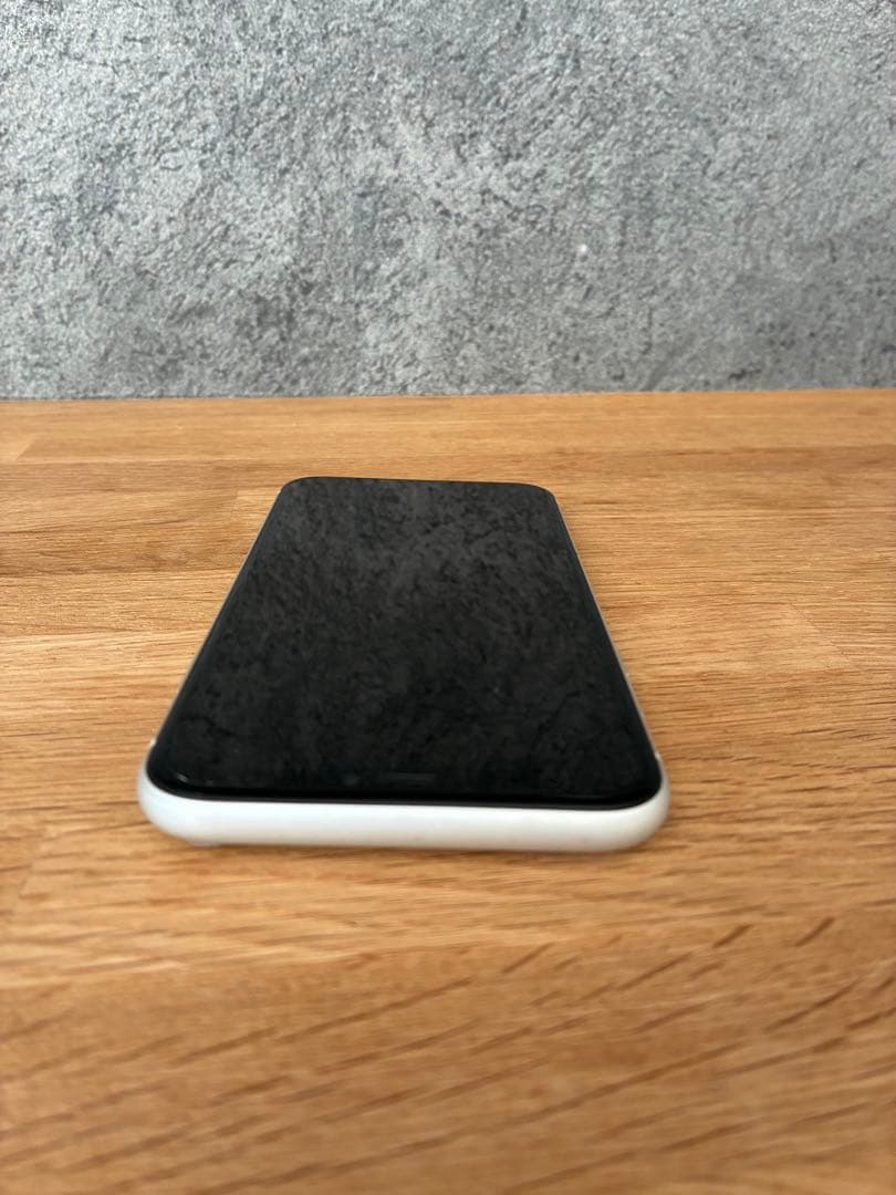 iPhone XR ホワイト　64GB docomo Air Tag限定品付