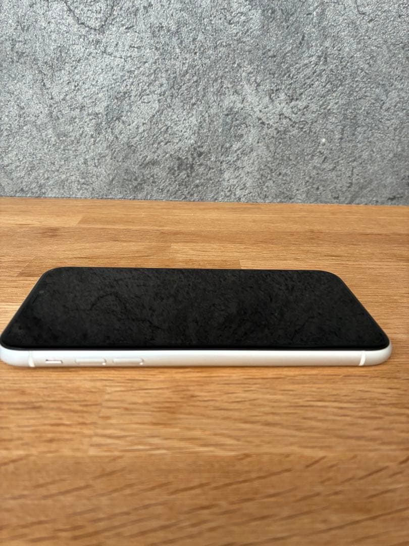 iPhone XR ホワイト　64GB docomo Air Tag限定品付