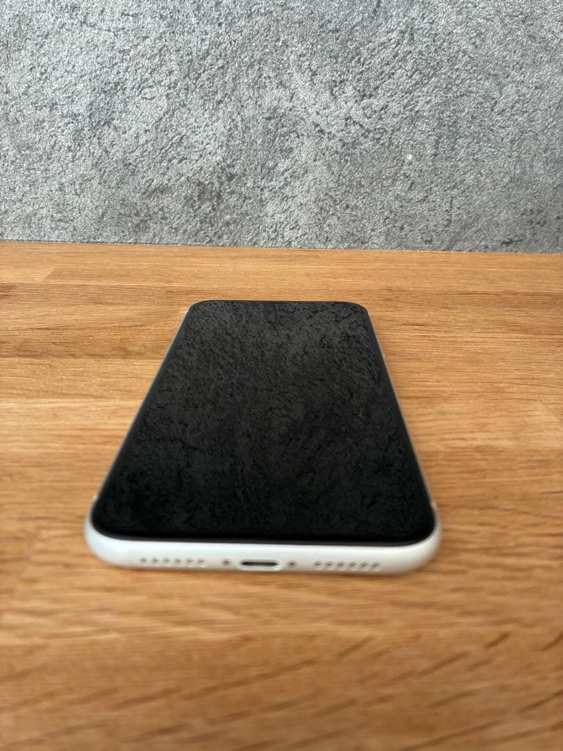 iPhone XR ホワイト　64GB docomo Air Tag限定品付