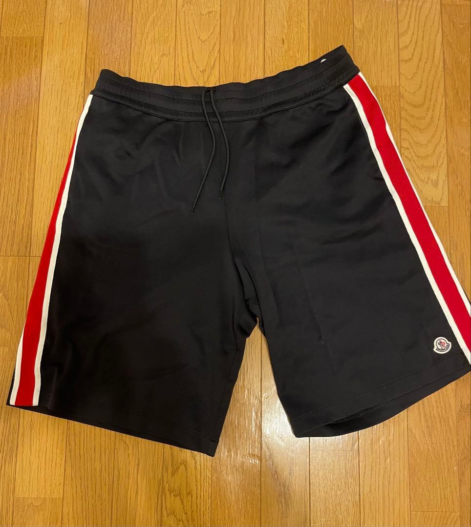 【一時お値下げ中】モンクレール　黒ショートパンツ