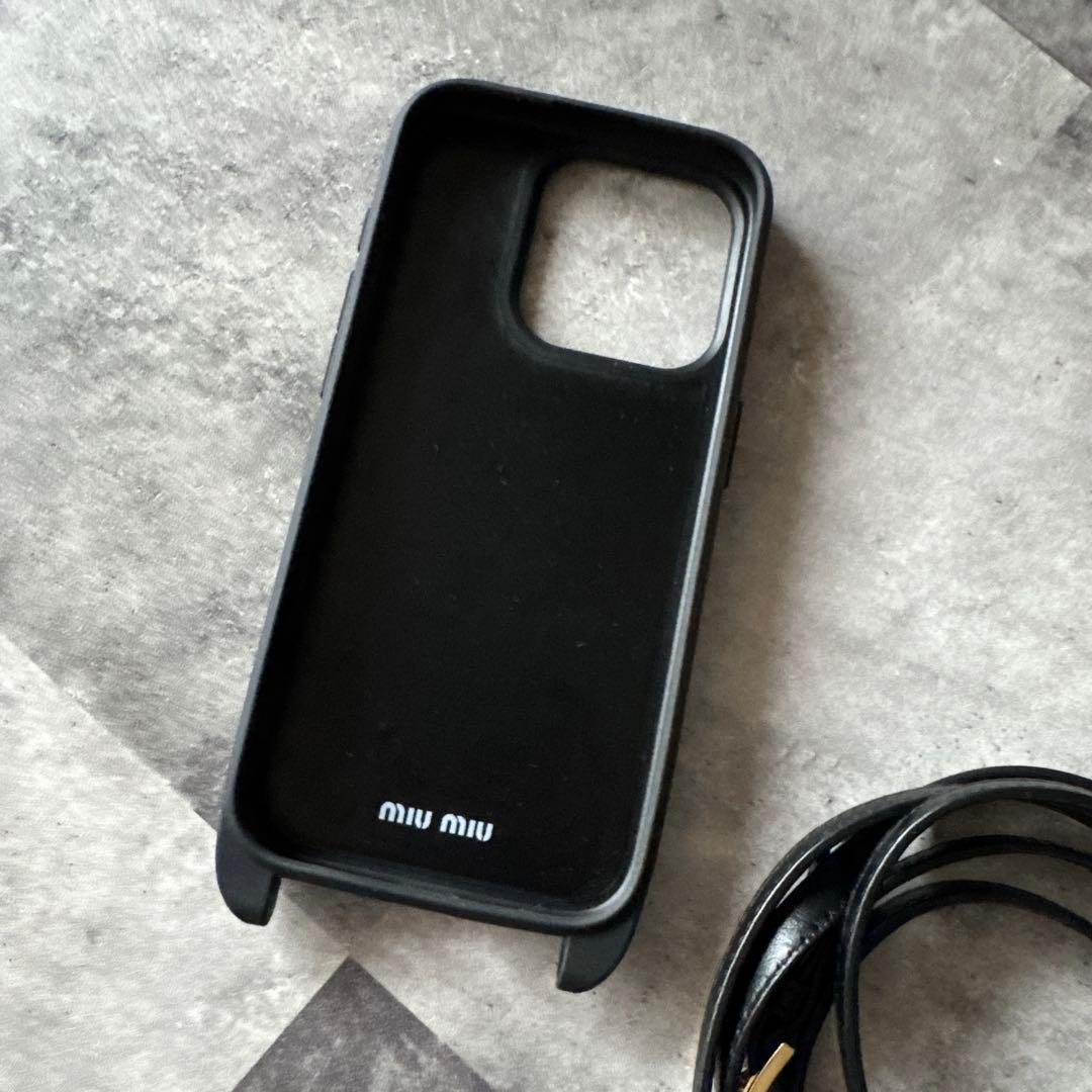 MIU MIU ブラック iPhone15proケース ストラップ付き