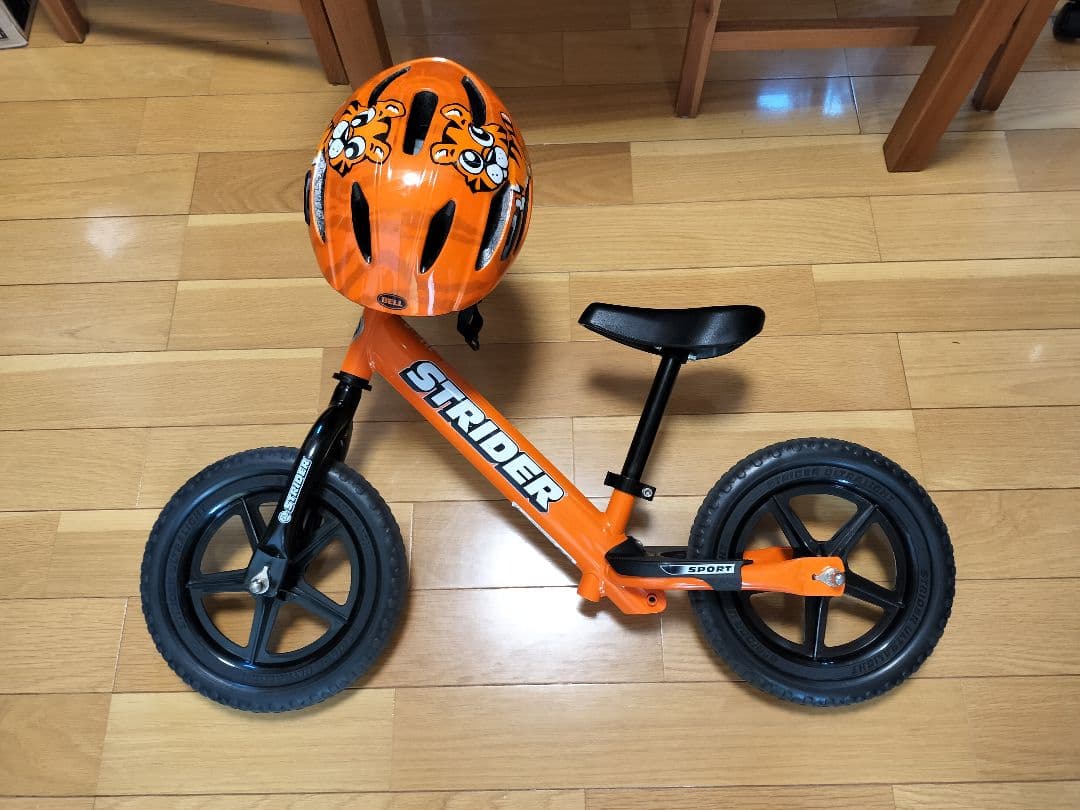 ストライダーSTRIDER スポーツ (オレンジ)とオレンジのヘルメット