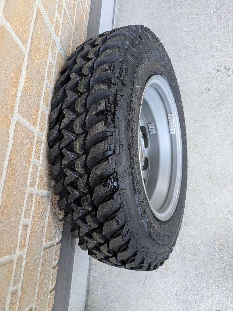 スズキ ジムニー 新車外し純正ホイール・タイヤスペア1本です。