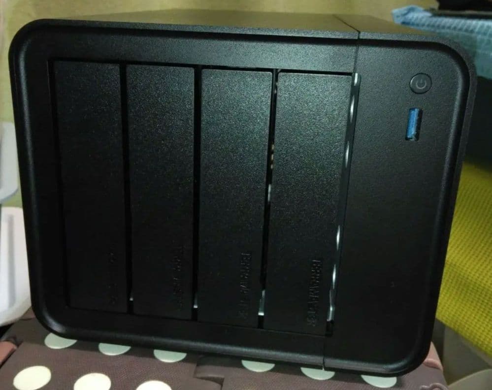 値下げ中、TERRAMASTER F4-425 NAS 4ベイ