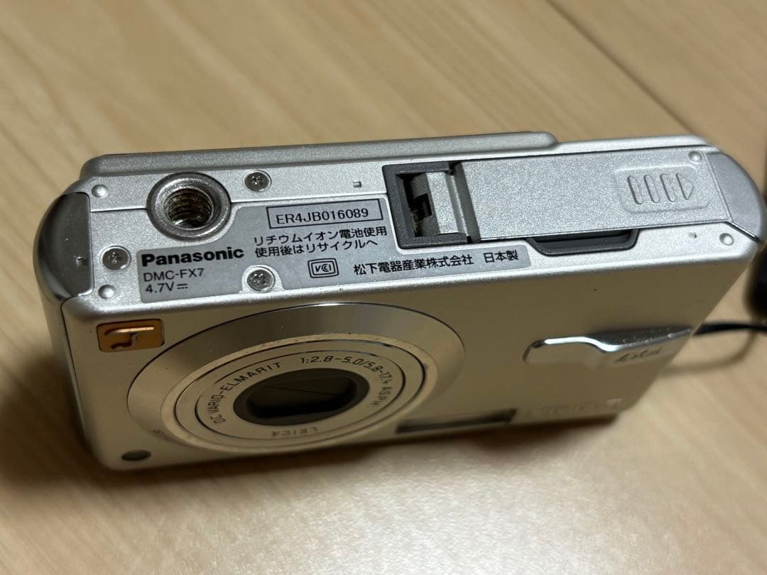 Panasonic DMC-FX7 コンパクトデジタルカメラ シルバー
