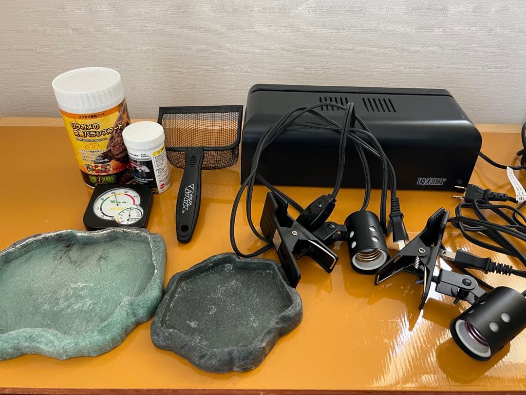 爬虫類用品セット UVランプ・エサ・温度計