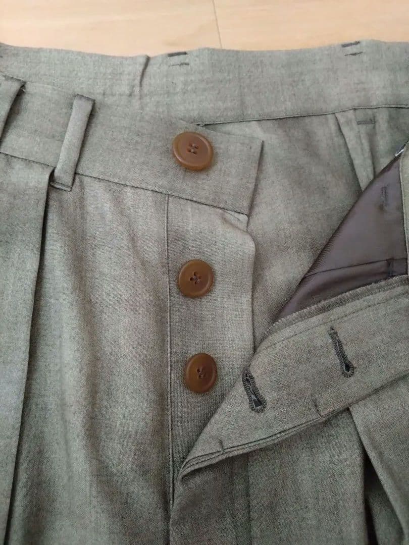 【美品】ヴィヴィアンウエストウッドマン　ベージュ系 プリーツ入り スラックス