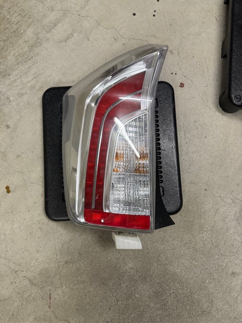 プリウス　テールランプ 左右セット