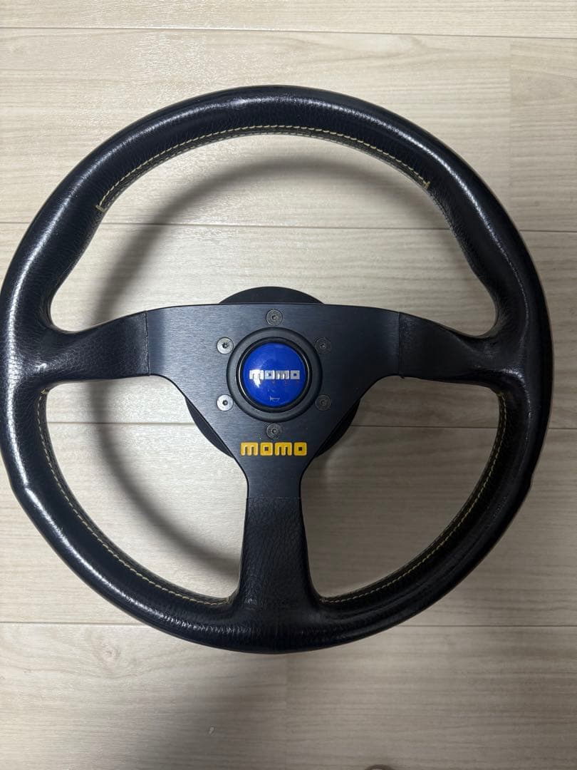 MOMO ステアリング　320mm 32π レザー ヴェローチェ？