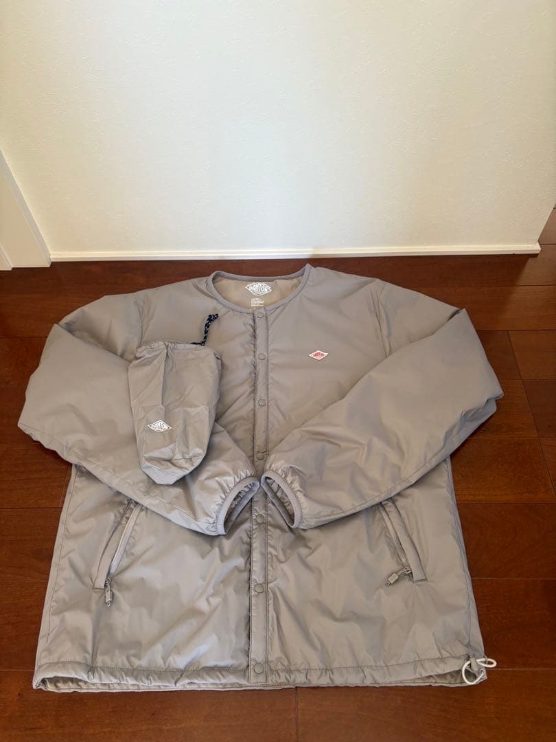 ダントン　ナイロンタフタインサレーションノーカラージャケットグレイッシュベージュ