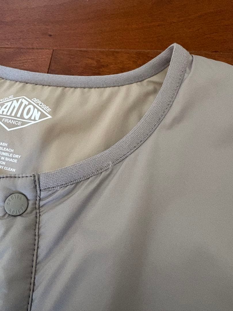 ダントン　ナイロンタフタインサレーションノーカラージャケットグレイッシュベージュ