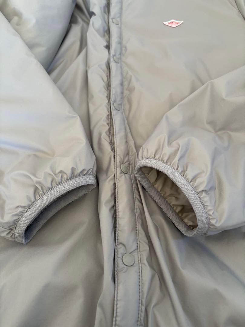 ダントン　ナイロンタフタインサレーションノーカラージャケットグレイッシュベージュ