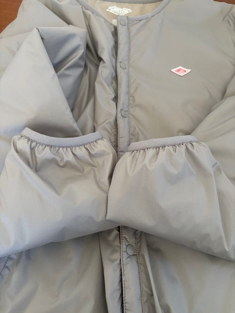 ダントン　ナイロンタフタインサレーションノーカラージャケットグレイッシュベージュ