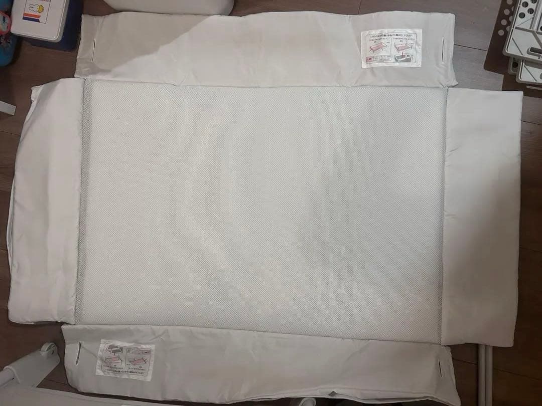 グレーの折りたたみ式ベビーベッド