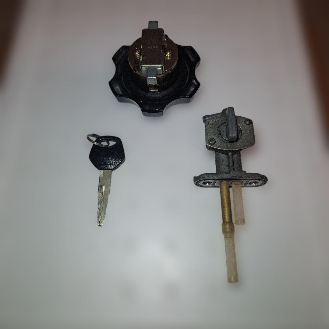 グラストラッカーガソリンタンク　内サビなし　キャップ、カギ、コック付　キャブ車用