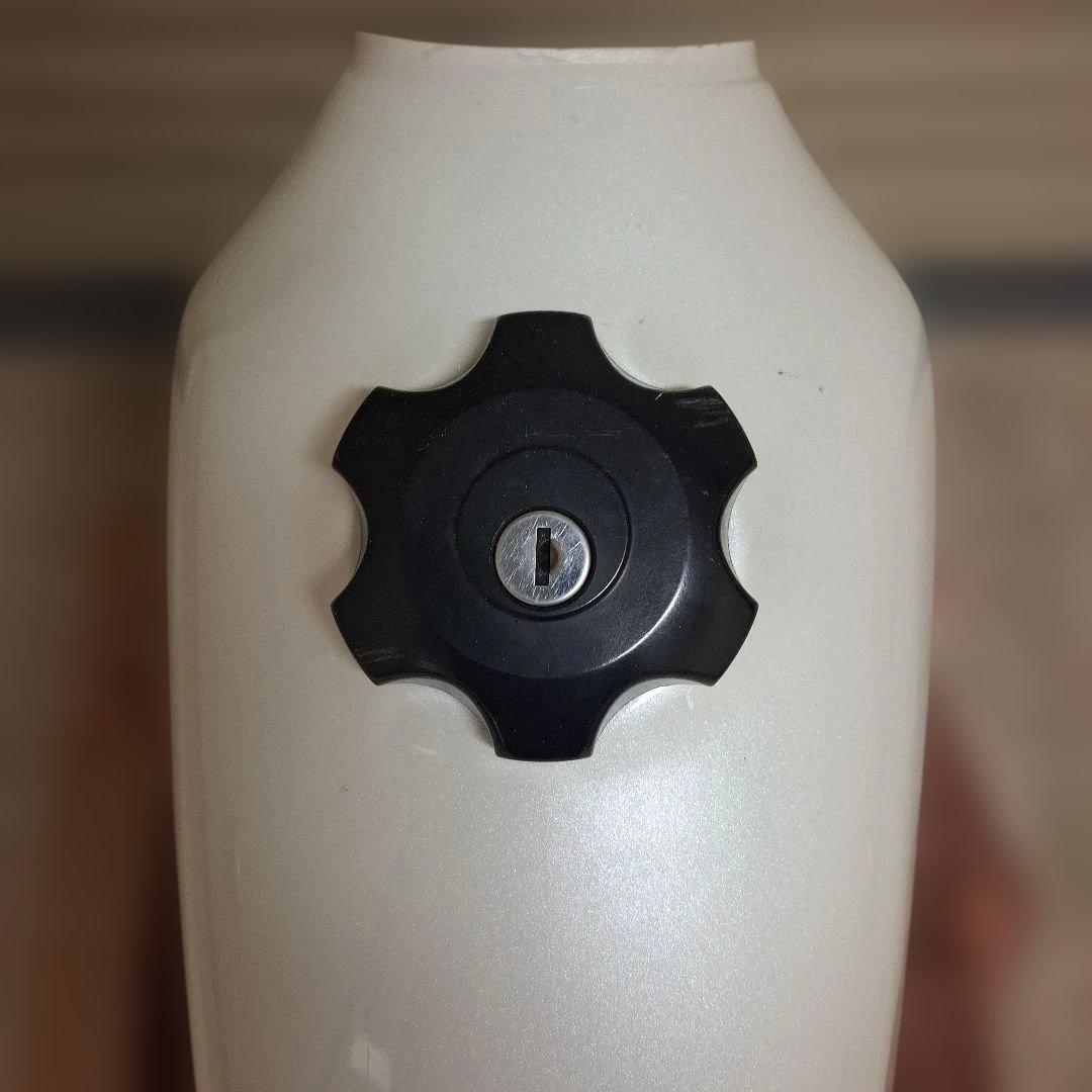 グラストラッカーガソリンタンク　内サビなし　キャップ、カギ、コック付　キャブ車用