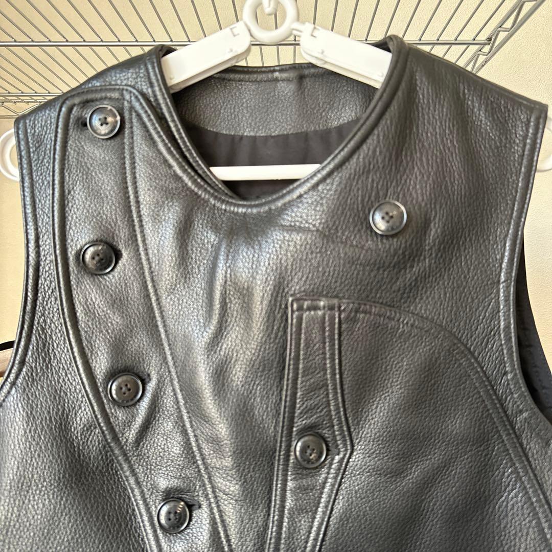 肉厚ゴートレザー製サンプルベスト／本水牛ボタン／REALSIMONS