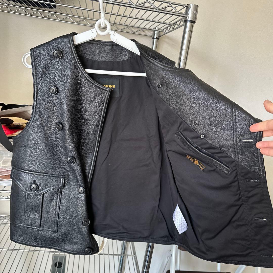 肉厚ゴートレザー製サンプルベスト／本水牛ボタン／REALSIMONS