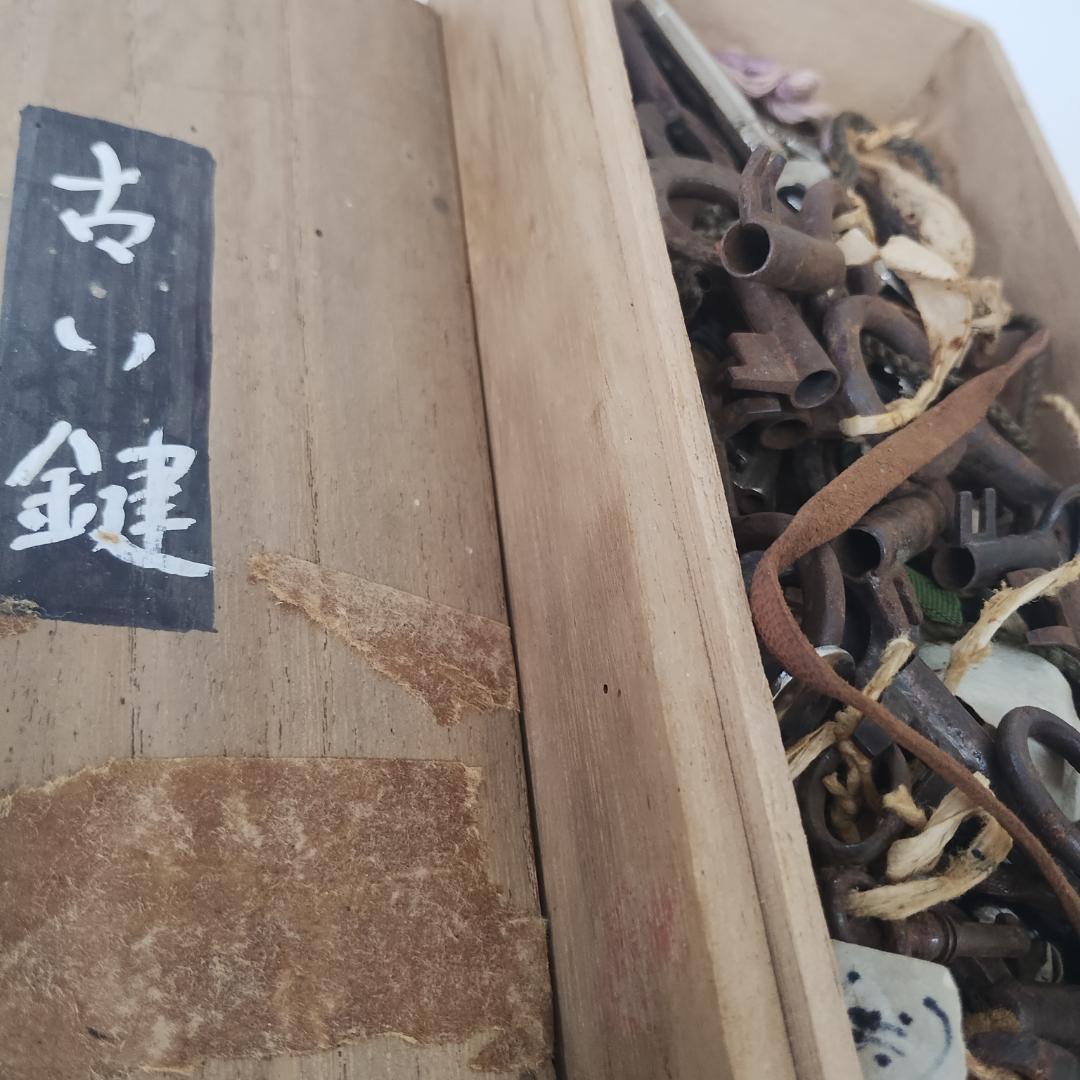 古い鍵と木箱のコレクション