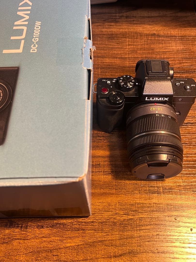 ミラーレス一眼 lumix g100d ＋ 14-42mm f3.5-5.6