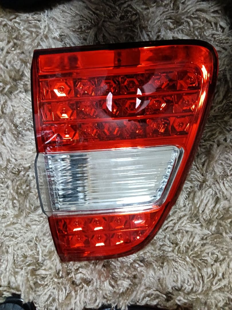 未使用　ランドクルーザー100 LEDテール　背面レス用