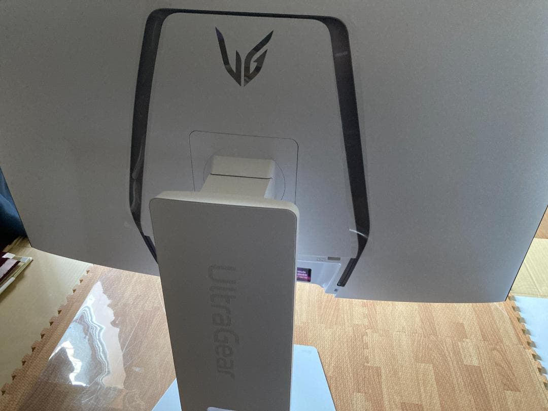 美品 LG 32GS95U-W 4K OLED ゲーミングモニター