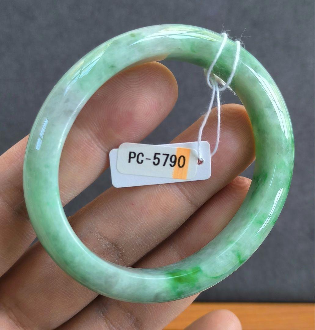 【日本鑑別書付】ミャンマー産本翡翠の貴妃バングル(内径55×48ミリ弱)5790