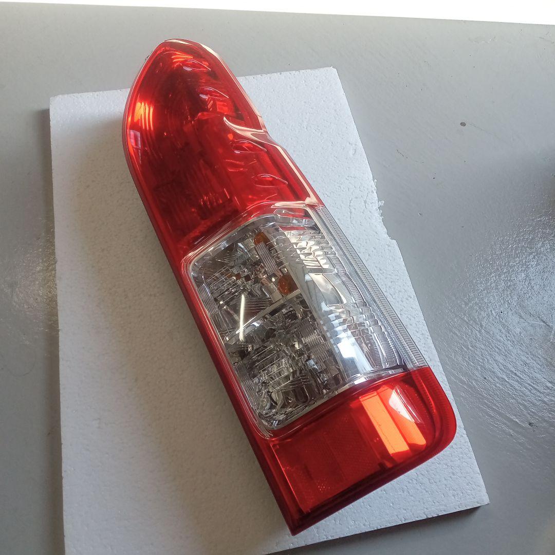 【半年使用】【送料無料】トヨタ 200系ハイエース純正後期テールランプ 右側