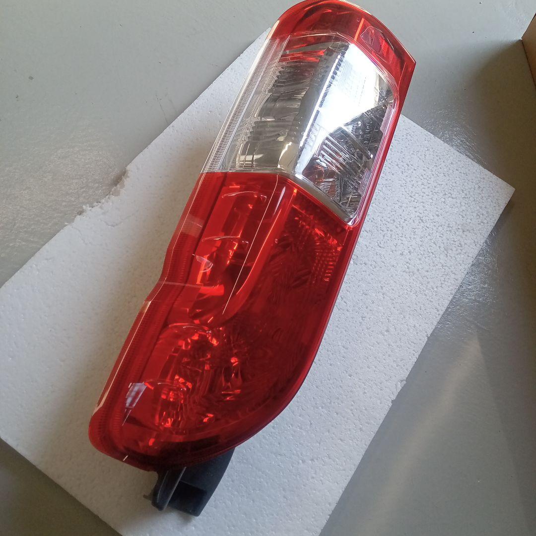 【半年使用】【送料無料】トヨタ 200系ハイエース純正後期テールランプ 右側