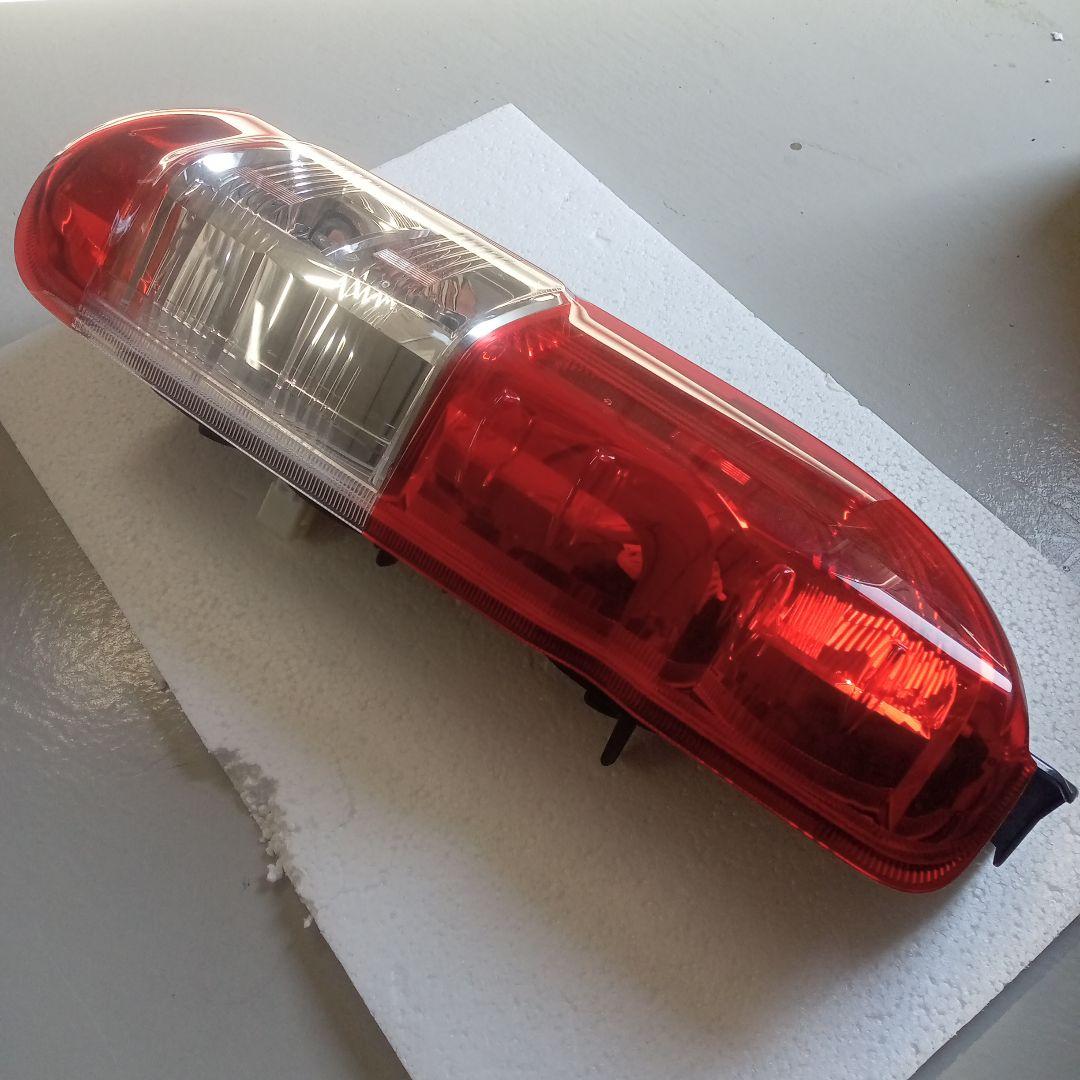 【半年使用】【送料無料】トヨタ 200系ハイエース純正後期テールランプ 右側