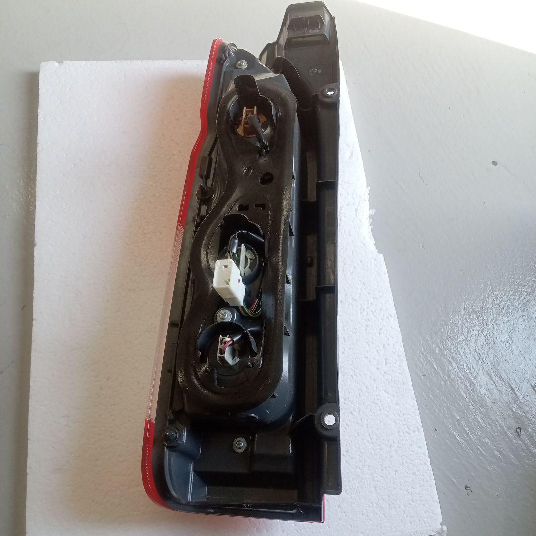 【半年使用】【送料無料】トヨタ 200系ハイエース純正後期テールランプ 右側