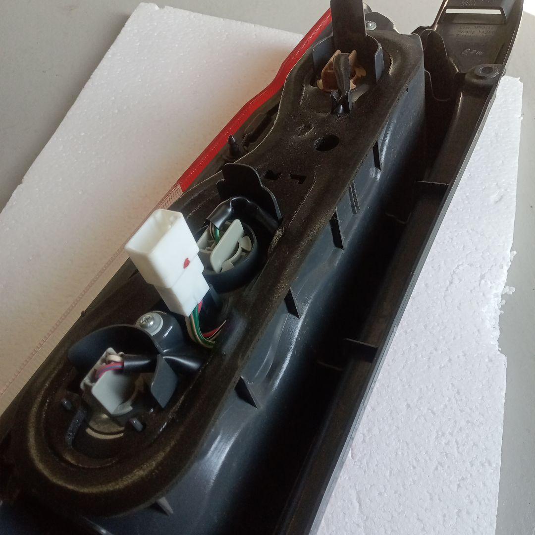 【半年使用】【送料無料】トヨタ 200系ハイエース純正後期テールランプ 右側