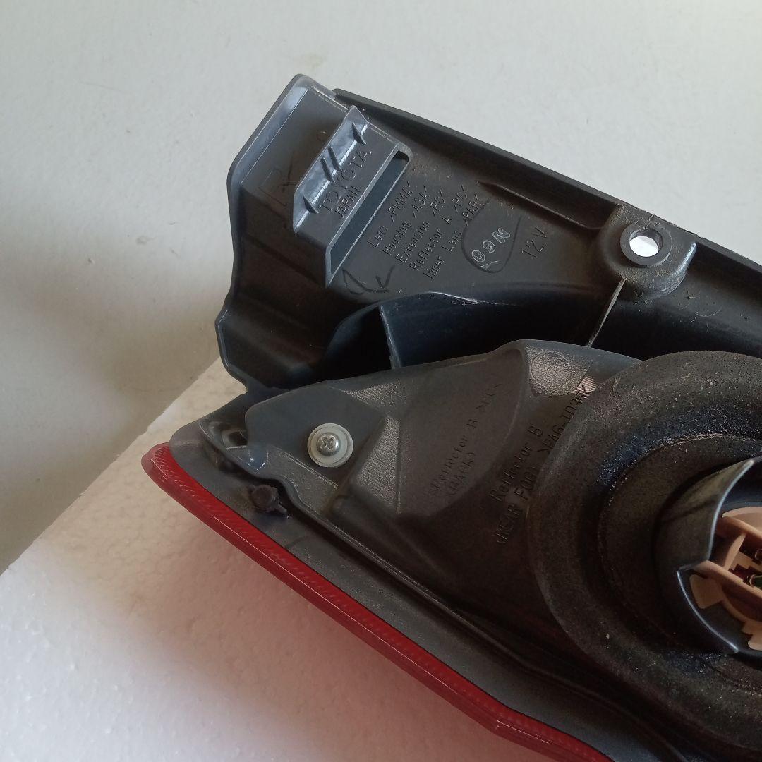 【半年使用】【送料無料】トヨタ 200系ハイエース純正後期テールランプ 右側