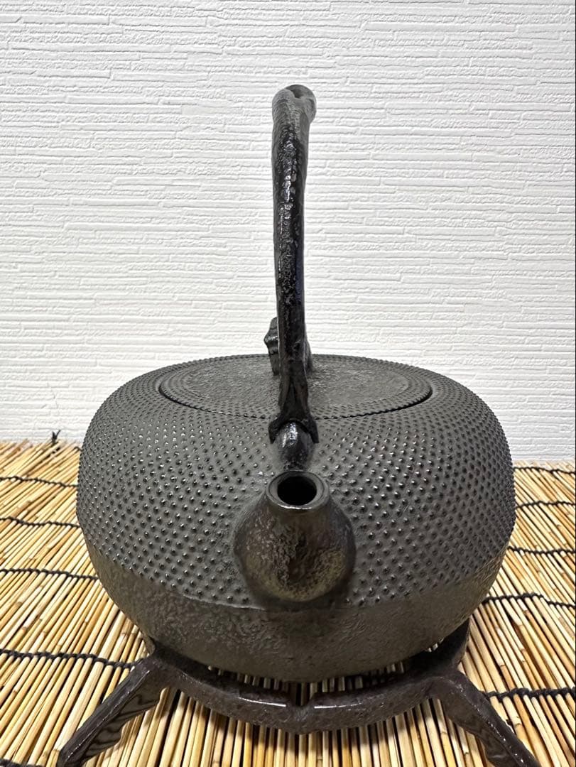 未使用品、供箱、栞、タグ付　南部岩鋳造　１８型姥口アラレ　南部鉄瓶　南部鉄器