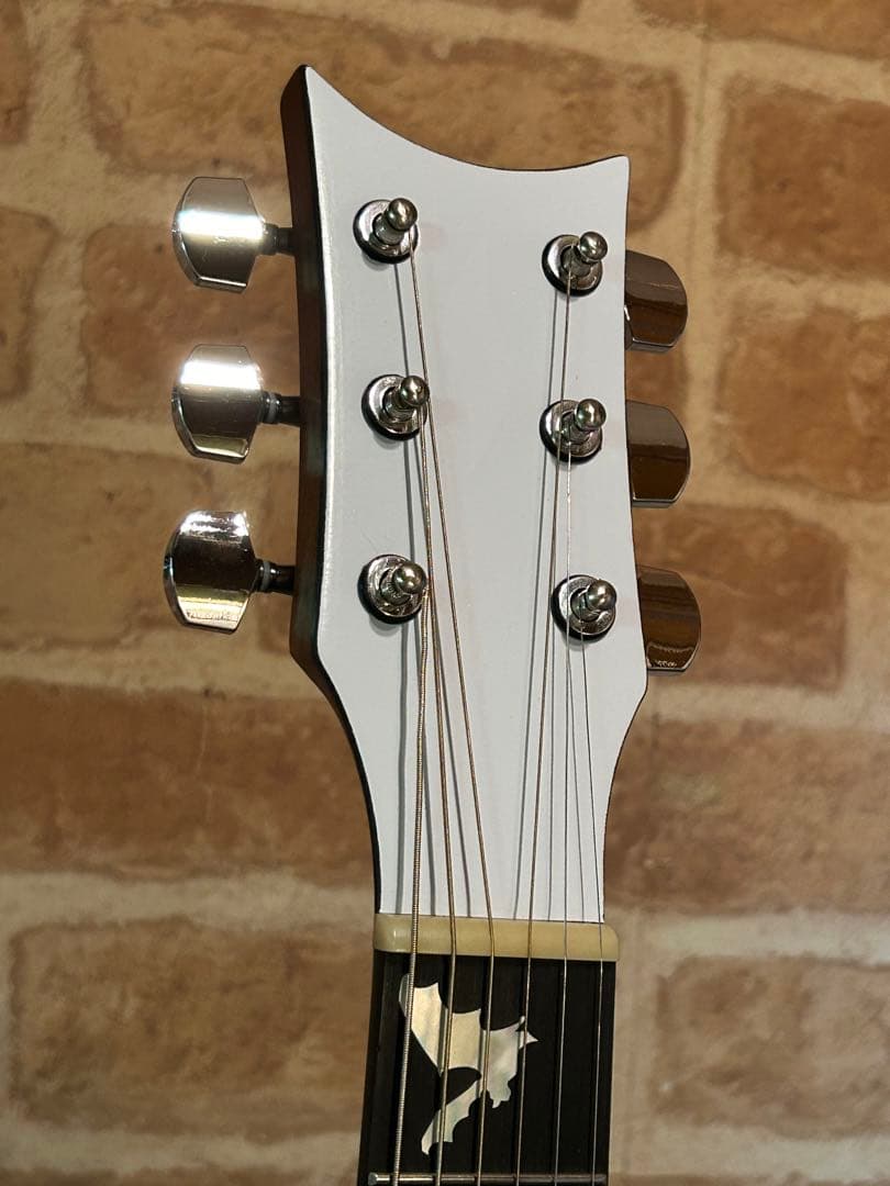 琥珀色サンバーストのアコースティックギター