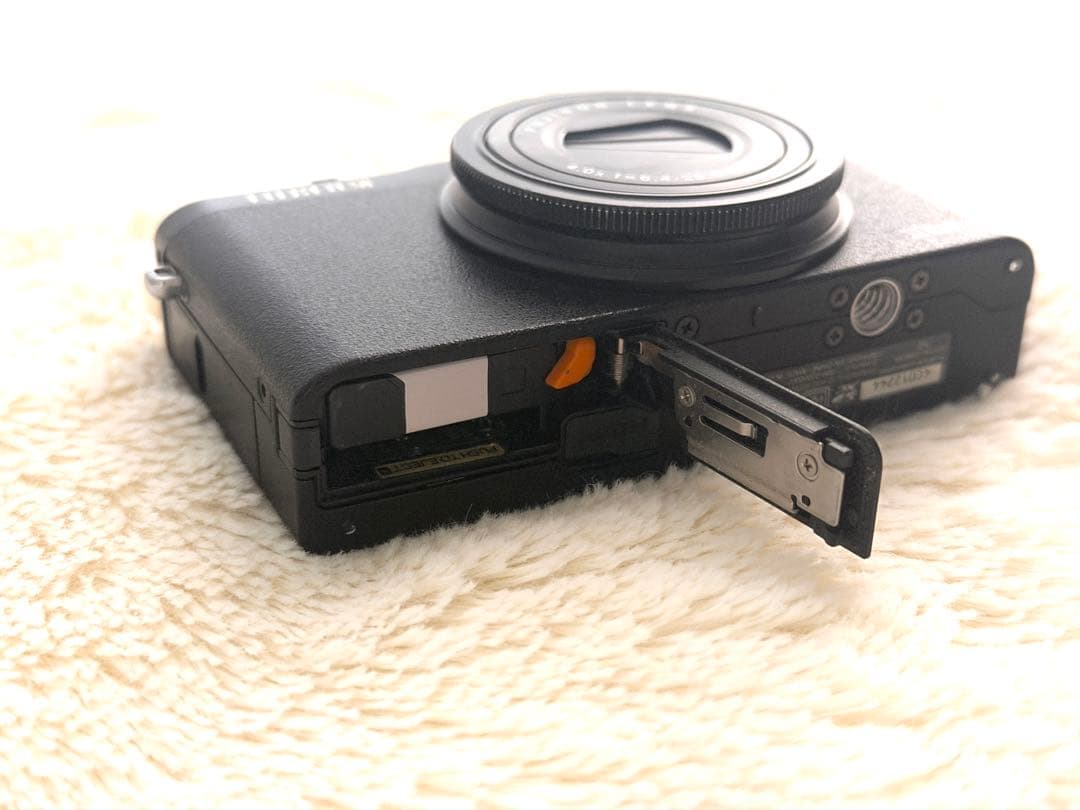 FUJIFILMプレミアムコンパクトデジタルカメラXQ1